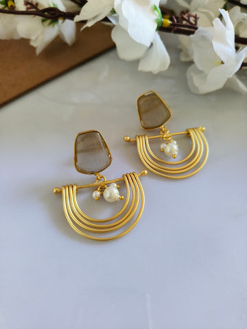 Gold-plated Brass Statement Earrings, Contemporary Drop Earrings With Pearl, Off White (MDYJ1026)