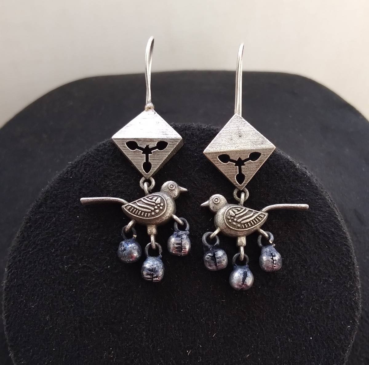 Handcrafted Bird Shaped Rustic Folk Earrings, Silver Lookalike Sparrow Dangle Earrings (MDYJ1064)