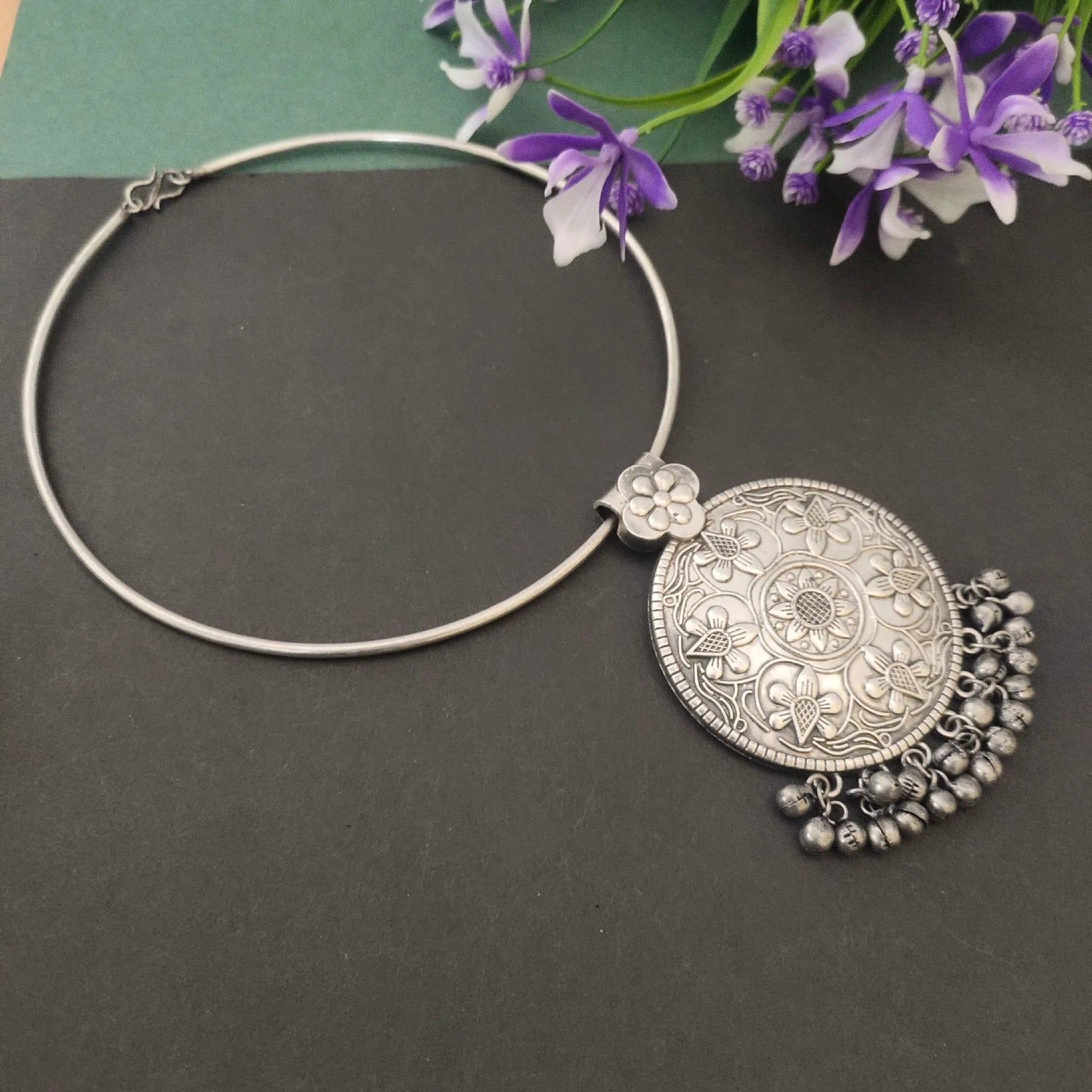 Silver-Lookalike Antique Pendant Hasli Choker Necklace